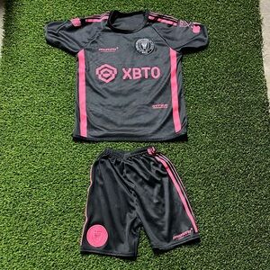 Kids Messi Uniform!
Shorts say size 8, but fits like a 5-6.  Great condition!